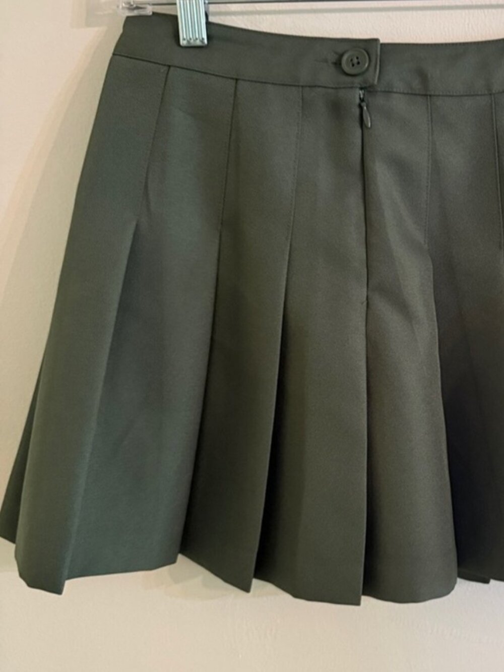 Olive Green Pleated Mini Skirt Size Medium - Picture 2 of 2